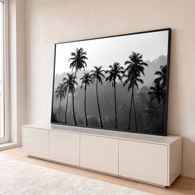 Quadro Decorativo Grande Coqueiros em Silhueta para Sala | quadros decorativos para sala | coqueiros em silhueta preto e branco com floresta coberta de neblina ao fundo | em Quadros para Sala | Porao dos Quadros
