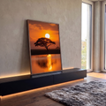 Acácia em silhueta sob sol laranja na savana com reflexo dourado no lago, quadro decorativo