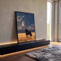 Cavalo preto em campo de trigo dourado sob nuvens de tempestade ao entardecer, quadro decorativo
