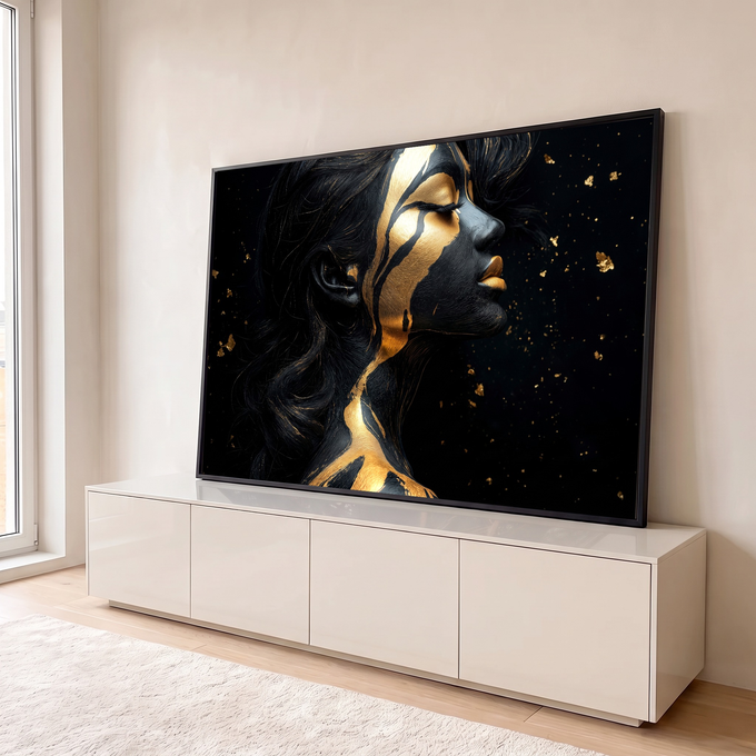 Mulher de perfil com olhos fechados, pele preta com faixas douradas e folhas de ouro, quadro decorativo