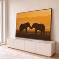 Silhueta de dois elefantes com as trombas unidas na savana ao pôr do sol laranja, quadro decorativo