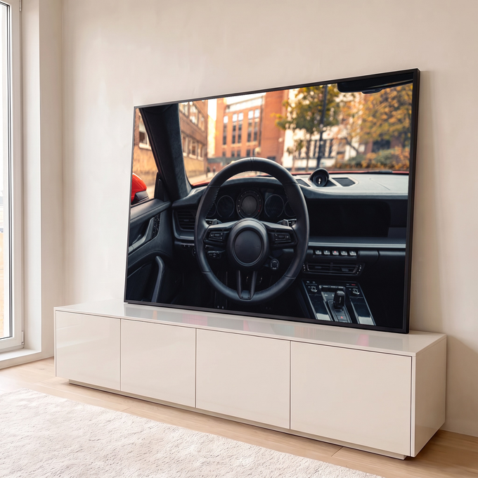 Interior de carro esportivo com volante de couro preto, painel e rua urbana de outono ao fundo, quadro decorativo