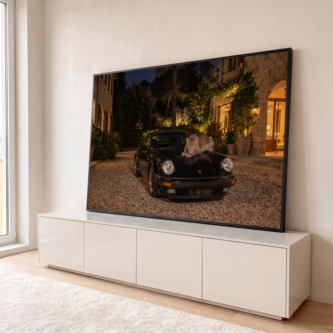 Quadro Decorativo Grande Leopardo sobre Carro para Sala | quadros decorativos para sala | leopardo deitado sobre capô de carro esportivo preto em cena noturna | em Quadros para Sala | Porao dos Quadros