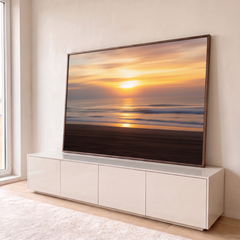 Pôr do sol sobre o mar com ondas e areia em efeito de movimento, tons laranja, quadro decorativo