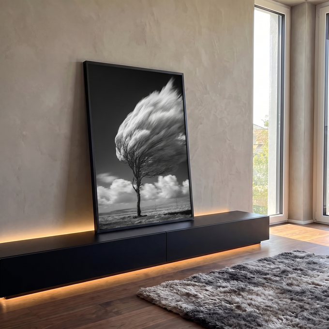 Árvore solitária com copa desfocada pelo vento, nuvens e céu escuro em preto e branco, quadro decorativo