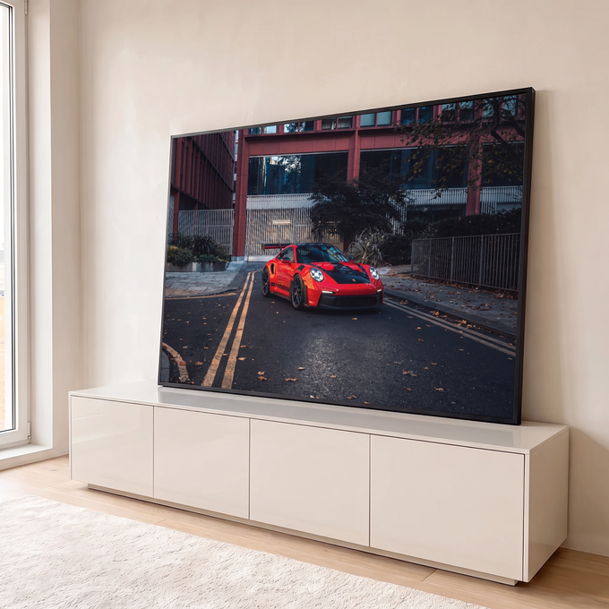 Porsche 911 GT3 RS vermelho e preto em rua urbana com folhas secas e prédio vermelho, quadro decorativo