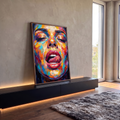 Rosto de mulher de olhos fechados e boca aberta em pinceladas grossas coloridas, quadro decorativo