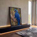 Arara-azul jacinto pintada a óleo pousada em tronco seco com fundo verde desfocado, quadro decorativo