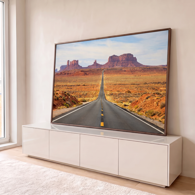 Quadro Decorativo Grande Estrada no Deserto para Sala | quadros decorativos para sala | estrada reta no deserto levando a formações rochosas vermelhas sob céu azul | em Quadros para Sala | Porao dos Quadros
