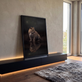Leopardo sentado à beira d'água sob a lua, com reflexo na água escura, quadro decorativo