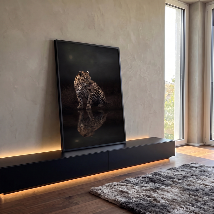 Leopardo sentado à beira d'água sob a lua, com reflexo na água escura, quadro decorativo