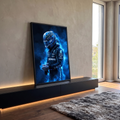 Piloto de Fórmula 1 de capacete e macacão escuro, envolto em fumaça azul neon, quadro decorativo