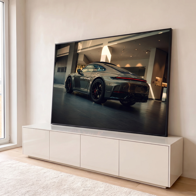 Porsche 911 cinza em showroom iluminado, lanterna vermelha e rodas pretas, quadro decorativo