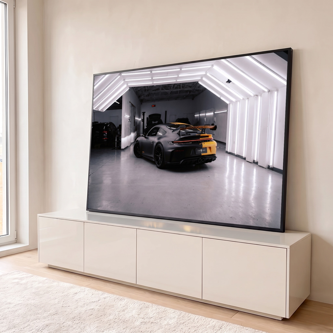 Quadro Decorativo Grande GT3 e Amarelo para Sala Preto | quadros decorativos para sala | preto fosco com faixa amarela visto de trás em garagem iluminada | em Quadros para Sala | Porao dos Quadros