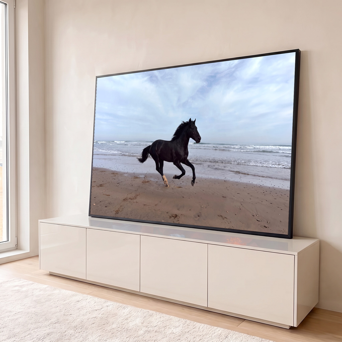 Quadro Decorativo Grande Cavalo Galopando Praia para Sala | quadros decorativos para sala | cavalo preto galopando em praia com ondas e céu nublado ao fundo | em Quadros para Sala | Porao dos Quadros