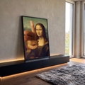 Quadro Decorativo Grande Mona Lisa com Mão Marrom para Sala | quadros decorativos para sala | Mona Lisa com mão gigante fazendo gesto de arminha na frente do rosto | Porao dos Quadros