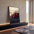 Carro esportivo vermelho clássico visto de trás ao pôr do sol com palmeiras, quadro decorativo