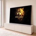 Lobo dourado feroz rosnando com presas à mostra e palavra Execução em fundo preto, quadro decorativo