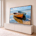 Dois barcos de madeira laranja e azul na areia da praia com reflexo no mar calmo, quadro decorativo