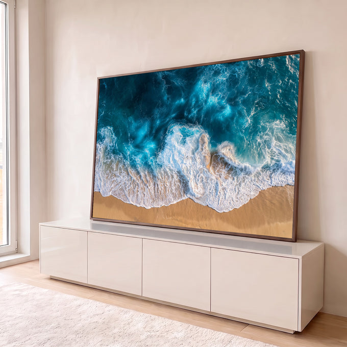 Vista aérea de ondas azul-turquesa com espuma branca quebrando na areia dourada da praia, quadro decorativo
