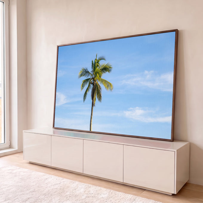 Quadro Decorativo Grande Coqueiro Solitário para Sala Azul | quadros decorativos para sala | coqueiro solitário com folhas verdes contra céu azul com nuvens | em Quadros para Sala | Porao dos Quadros