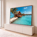 Bangalô de madeira e palha sobre mar turquesa, areia branca e palmeiras em ilha tropical, quadro decorativo