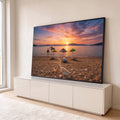 Praia ao pôr do sol com guarda-sóis, barcos, conchas, estrela-do-mar e garrafa na areia, quadro decorativo