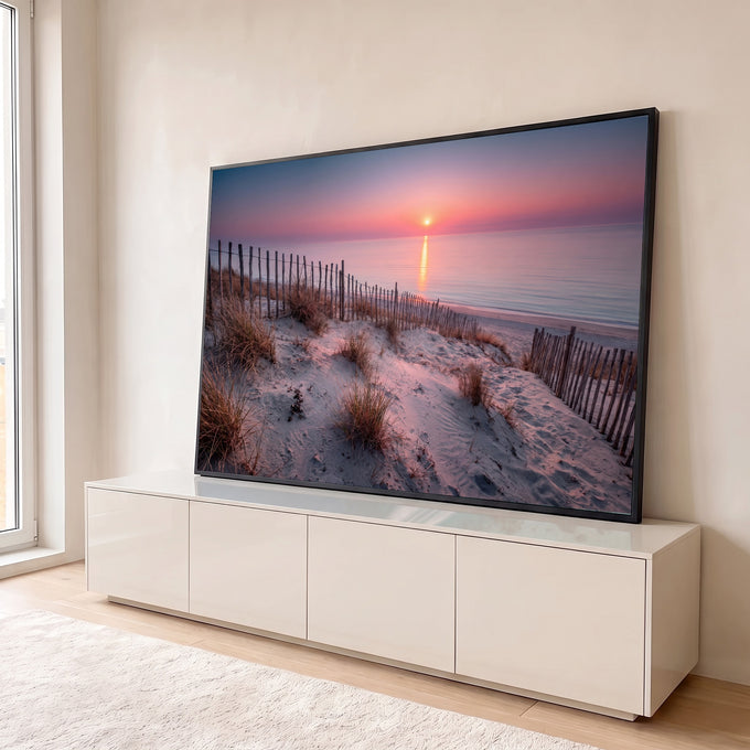 Pôr do sol rosa sobre o mar com dunas de areia, capim e cerca de madeira na praia, quadro decorativo