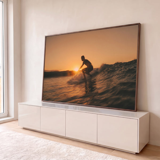 Quadro Decorativo Grande Surfista em Silhueta para Sala | quadros decorativos para sala | surfista em silhueta descendo onda com sol se pondo ao fundo | em Quadros para Sala | Porao dos Quadros
