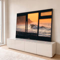 Onda do mar quebrando ao pôr do sol com falésia, vista através de janela escura, quadro decorativo