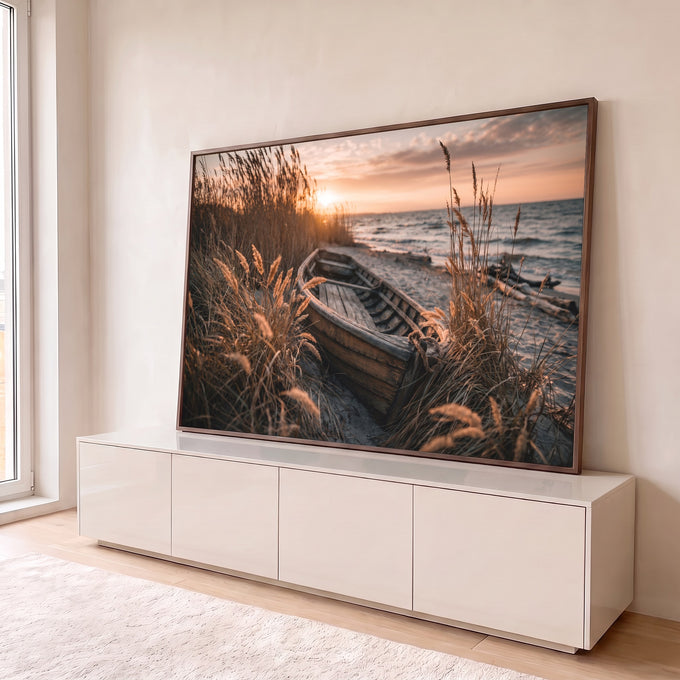 Quadro Decorativo Grande Barco de Madeira Marrom para Sala | quadros decorativos para sala | barco de madeira antigo na praia entre capim dourado ao pôr do sol | em Quadros para Sala | Porao dos Quadros