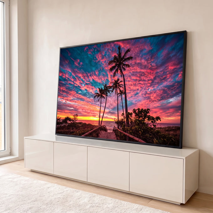 Palmeiras e passarela de madeira para a praia sob céu rosa e azul ao pôr do sol, quadro decorativo