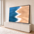 Quadro Decorativo Grande Praia Vista de Cima Azul para Sala | quadros decorativos para sala | vista aérea de praia com mar azul, areia bege e pessoas pequenas na beira | em Quadros para Sala | Porao dos Quadros