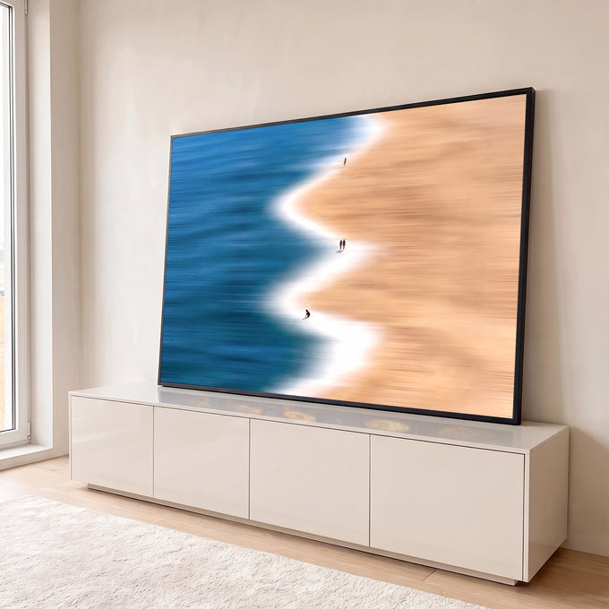 Quadro Decorativo Grande Praia Vista de Cima Azul para Sala | quadros decorativos para sala | vista aérea de praia com mar azul, areia bege e pessoas pequenas na beira | em Quadros para Sala | Porao dos Quadros