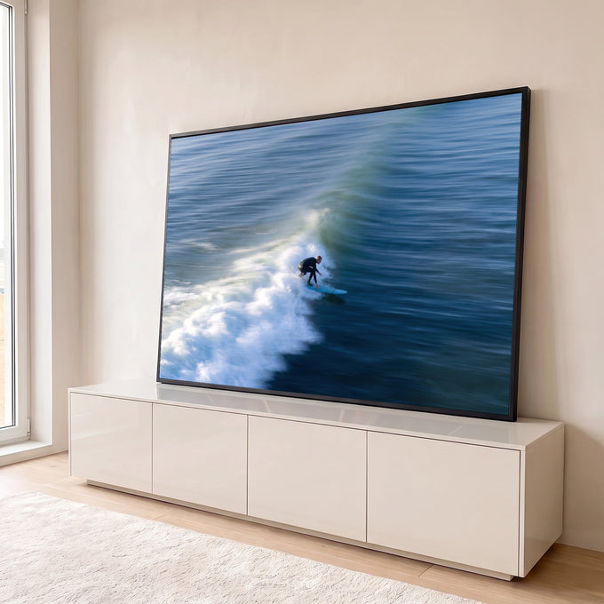 Quadro Decorativo Grande Surfista na Onda para Sala Azul | quadros decorativos para sala | surfista em wetsuit preto sobre prancha azul cortando onda com espuma branca | em Quadros para Sala | Porao dos Quadros