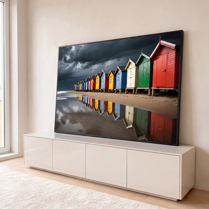 Quadro Decorativo Grande Cabanas para Sala Vermelho | quadros decorativos para sala | fileira de cabanas de praia coloridas com céu tempestuoso refletido na areia molhada | em Quadros para Sala | Porao dos Quadros