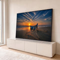Barco de pesca azul na areia com rede ao pôr do sol, céu com nuvens laranja e mar, quadro decorativo