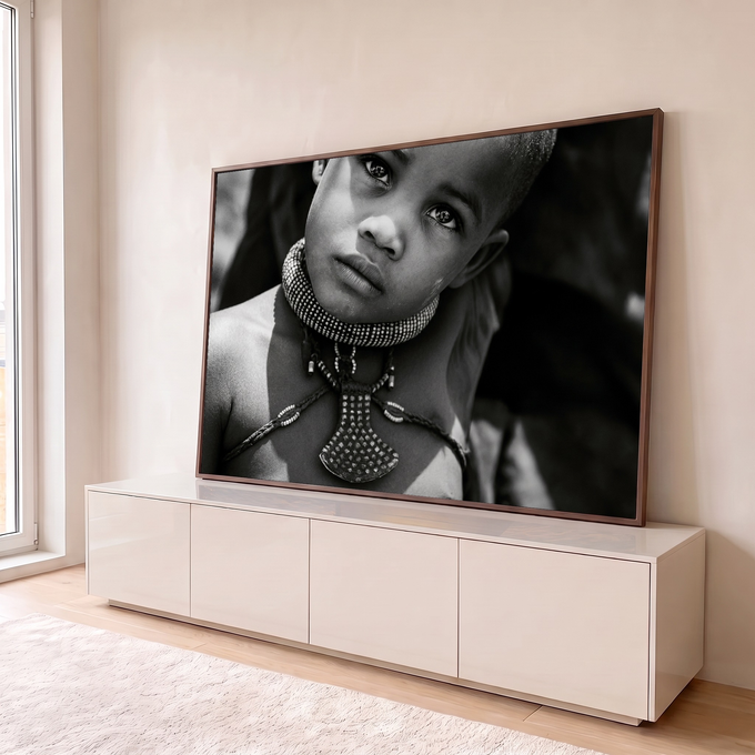 Criança africana Himba com colar tribal de contas e olhar intenso em fotografia preto e branco, quadro decorativo