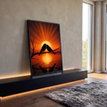 Dois pássaros em silhueta se beijando num galho ao pôr do sol laranja com reflexo na água, quadro decorativo