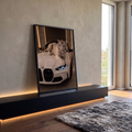 Tigre branco de olhos azuis deitado no capô de carro esportivo branco com faróis acesos, quadro decorativo