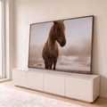 Cavalo castanho de crina loira longa em praia com névoa bege ao amanhecer, quadro decorativo