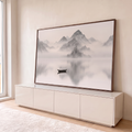 Barco solitário em lago espelhado com montanhas nevadas e névoa em estilo oriental, quadro decorativo
