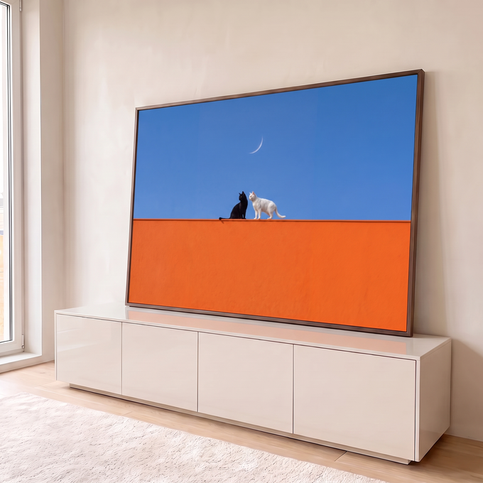 Quadro Decorativo Grande Gato Preto e Gato para Sala Laranja | quadros decorativos para sala | gato preto e gato branco sobre muro laranja com lua crescente no céu azul | em Quadros para Sala | Porao dos Quadros