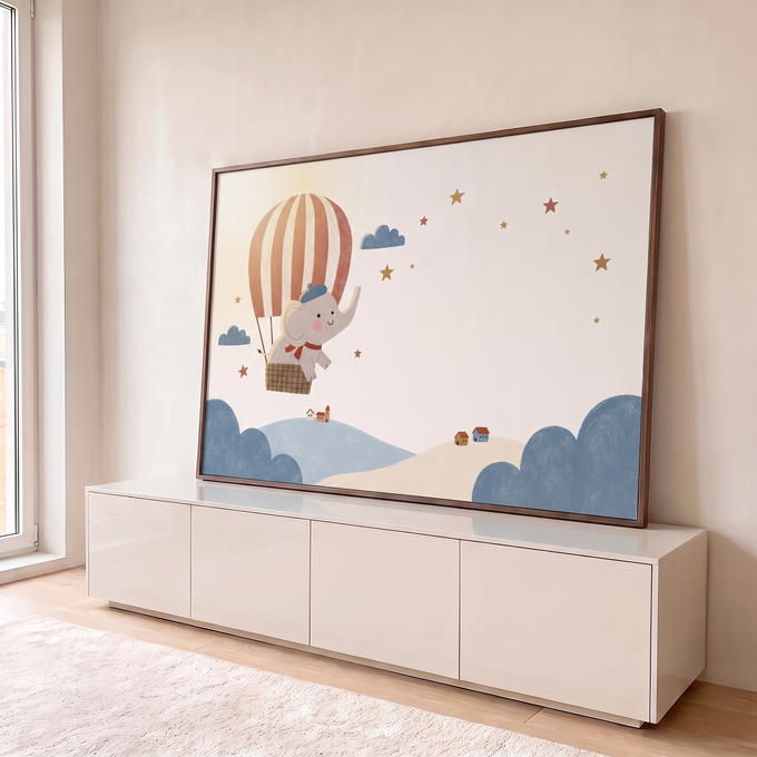 Elefante fofo de boina voando em balão listrado entre estrelas e nuvens em tons pastel, quadro decorativo