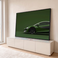 Carro superesportivo verde escuro de lado, com rodas pretas e fundo verde liso, quadro decorativo