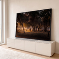 Elefante caminhando entre árvores em um bosque com névoa e luz dourada ao entardecer, quadro decorativo
