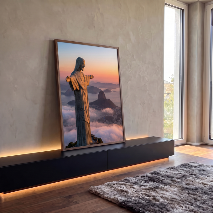 Quadro Decorativo Grande Cristo Redentor de Jesus para Sala | quadros decorativos para sala | estátua do Cristo Redentor de perfil sobre nuvens com Pão de Açúcar ao fundo no pôr do sol | em Quadros para Sala | Porao dos Quadros