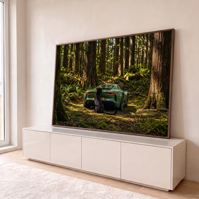 Carro esportivo verde numa floresta de sequoias com pantera negra sentada atrás dele, quadro decorativo