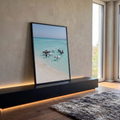 Cavalos brancos e castanhos com cavaleiros no mar turquesa cristalino à beira da praia, quadro decorativo