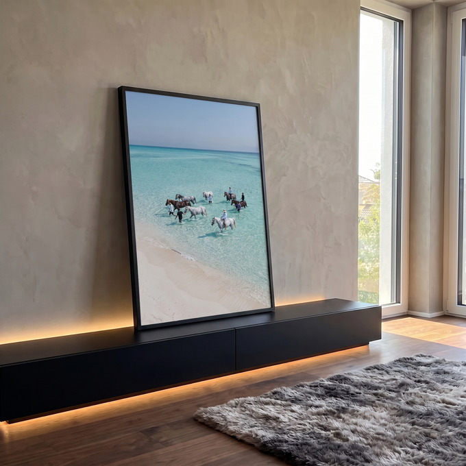 Cavalos brancos e castanhos com cavaleiros no mar turquesa cristalino à beira da praia, quadro decorativo